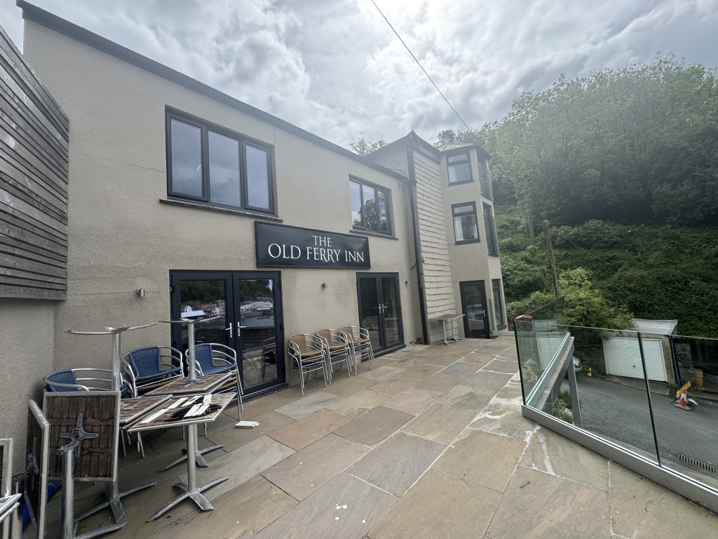 Lot: 10 - FREEHOLD PUBLIC HOUSE OVERLOOKING THE FOWEY ESTUARY WITH NINE EN-SUITE LETTING ROOMS - Terrace